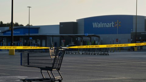Un carrito de compras se encuentra con una cinta policial frente a un Walmart donde varias personas fueron apuñaladas en un violento ataque el sábado 26 de julio de 2025 en Traverse City, Michigan.