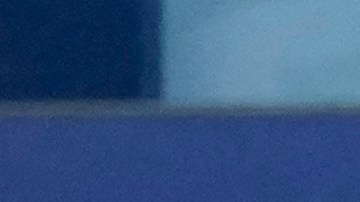 La secretaria de prensa de la Casa Blanca, Karoline Leavitt, muestra fotos del nuevo salón de baile durante una conferencia de prensa en la Casa Blanca, Washington, el jueves 31 de julio de 2025.