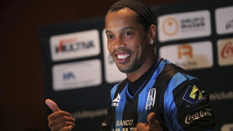 Ronaldinho durante su presentación con Querétaro.