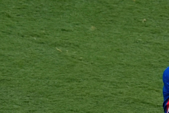 João Pedro, del Chelsea (izquierda), es atacado por el portero del Paris Saint-Germain, Gianluigi Donnarumma, y el entrenador Luis Enrique al final de la final del Mundial de Clubes entre el Chelsea y el PSG en East Rutherford, Nueva Jersey, el domingo 13 de julio de 2025. (Foto AP/Pamela Smith)