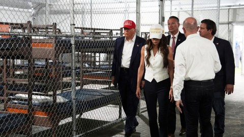 Protestaron durante visita de Trump a nueva prisión para migrantes Alligator Alcatraz