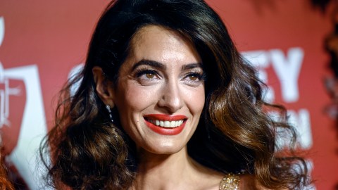 Amal Clooney confesó que tiene una cesta para dejar los celulares antes de entrar a su casa.