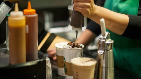 El Starbucks ofrece opciones sencillas para que los clientes puedan personalizar sus bebidas.