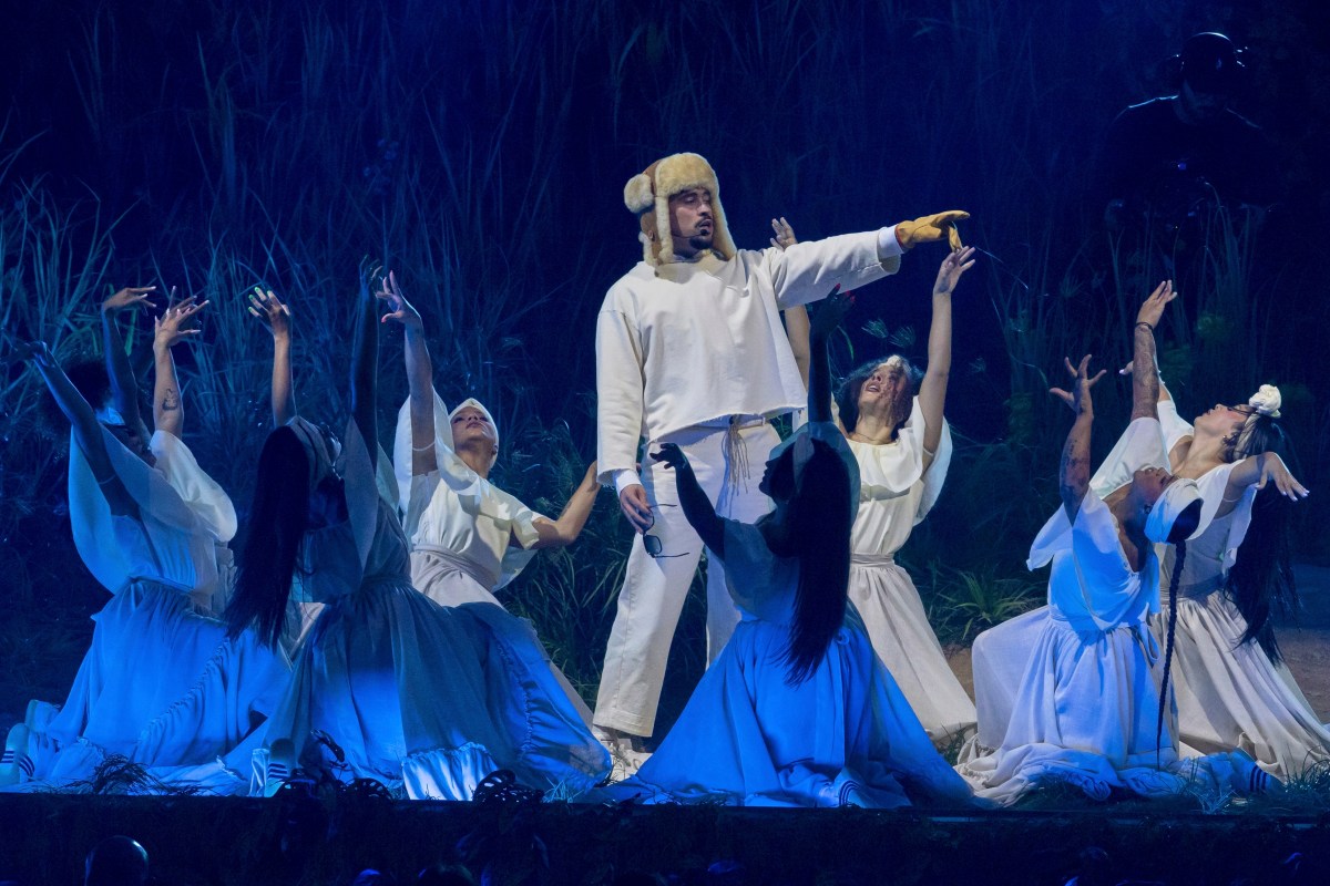 PETA denuncia que Bad Bunny usa gallinas en el escenario de su residencia en Puerto Rico