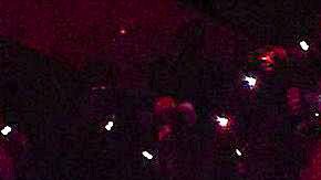 Beyoncé se acerca a su público sobre un caballo dorado.