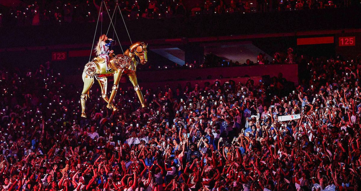 Beyoncé ahora vuela sobre un caballo dorado durante su show