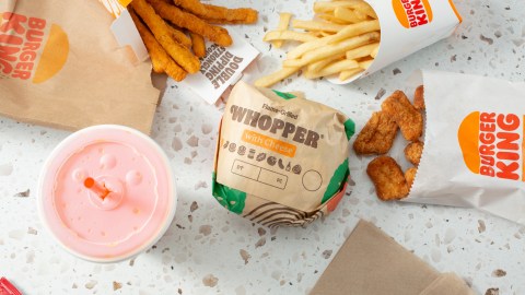 Burger King regalará hamburguesas con queso, papas fritas y helados con compras de $1 o más.