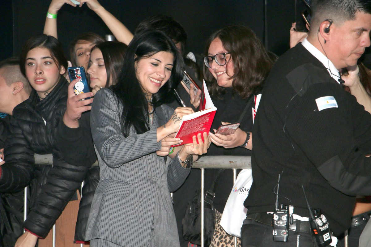 Cazzu le pone freno a un reportero por preguntas sobre Christian Nodal: "Qué pesado"