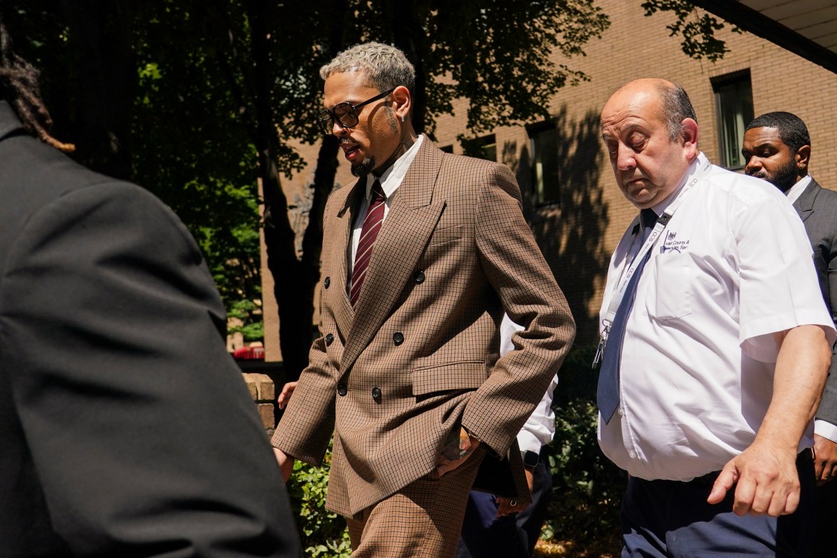 Chris Brown se declara inocente de dos cargos más por agresión en Londres