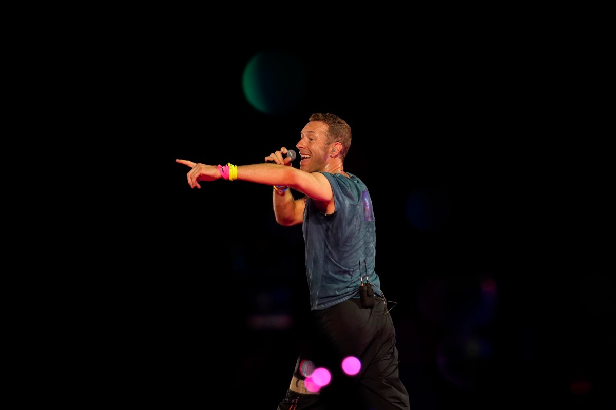 Chris Martin de Coldplay advierte al público tras escándalo por destapar presunta infidelidad