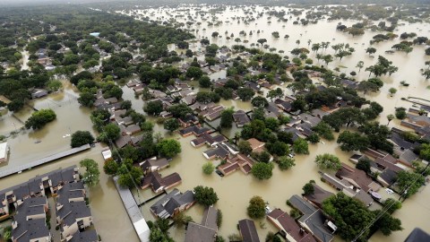 El gobierno de Texas declaró desastre en 26 condados afectados por las inundaciones.