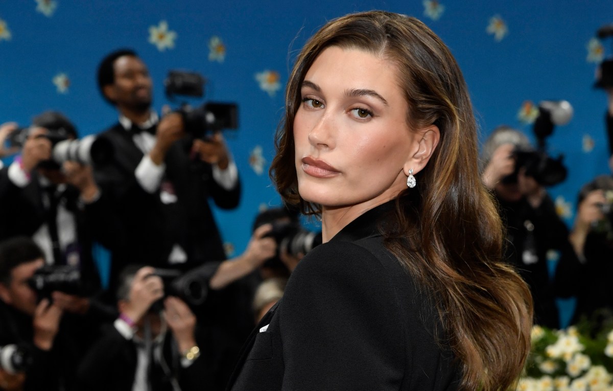 Hailey Bieber revela cómo se sintió ante los rumores de divorcio mientras atravasaba el posparto