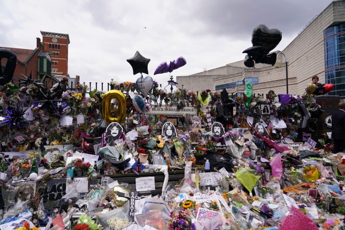 Los fanáticos de Ozzy Osbourne dejaron ofrendas en el Black Sabbath Bench.