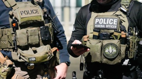 El violento arresto de un migrante venezolano por agentes del ICE en California