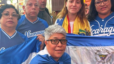 La activista nicaragüense Damarys Rostrán (en el centro) describe que muchos de sus connacionales están condenados a ser unos apátridas, si deben dejar Estados Unidos.