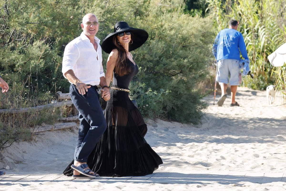 Jeff Bezos y Lauren Sánchez recorren la Riviera Francesa un mes después de su boda