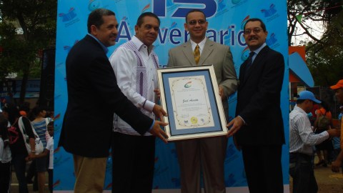 Foto de archivo del escritor José Acosta (tercero desde la izq.) recibiendo un reconocimiento en República Dominicana.