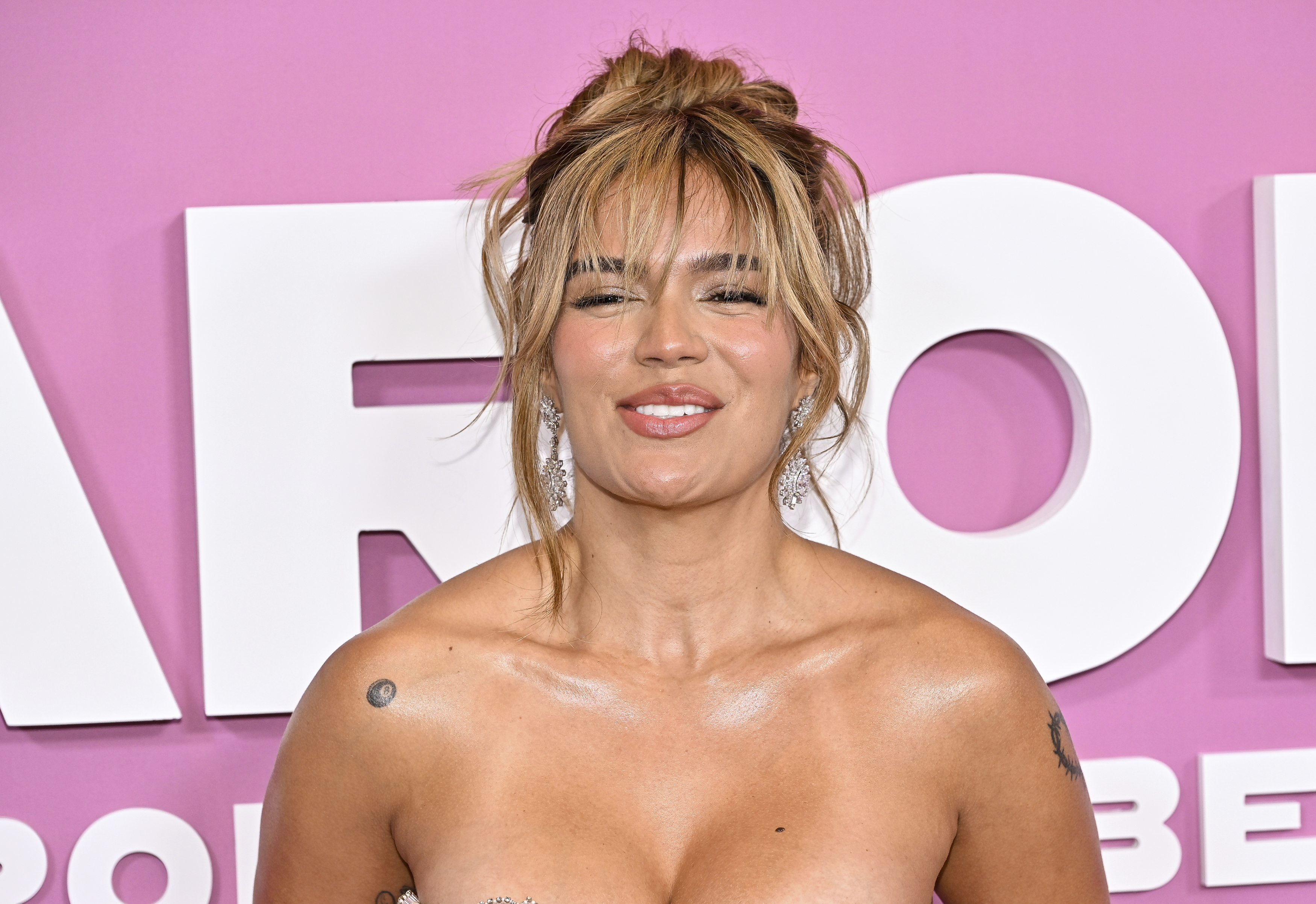Karol G debuta en la Paris Fashion Week con un exclusivo vestido de Schiaparelli