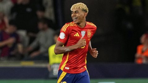 Lamine Yamal durante un encuentro con la selección de España.