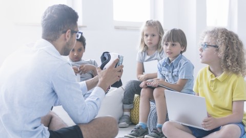 Los programas extraescolares ayudan a menores de familias de escasos recursos a completar su educación.