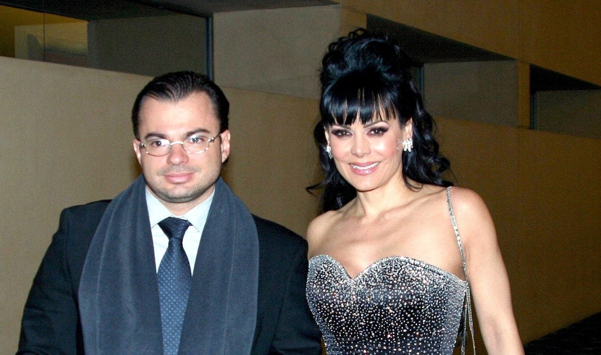 Esposo de Maribel Guardia muestra su título tras difamaciones de un periodista