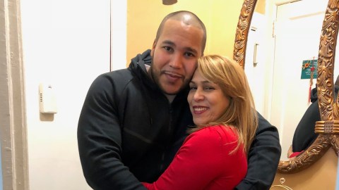 Mery Verdeja junto a su hijo Allan Feliz, en una foto del álbum familiar.