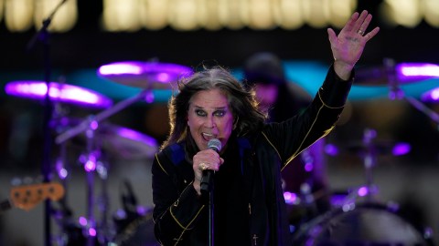 Ozzy Osbourne, ícono del heavy metal y voz de Black Sabbath, falleció a los 76 años. Su influencia marcó a generaciones enteras.
