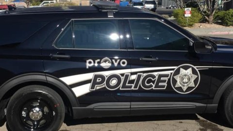 La policía de Provo recibió la alerta de maltrato infantil y tras investigación arrestaron a los padres.