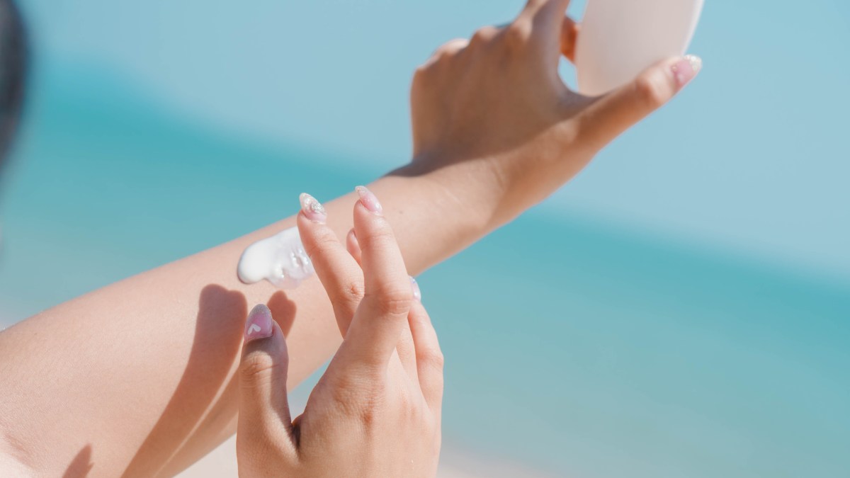 ¿Qué debe decir tu protector solar? La clave para proteger tu piel correctamente