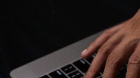 FBI desmantela red de abuso infantil en la dark web (red oscura).