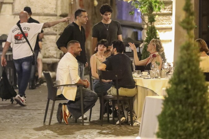 Ricky Martin se quedó un rato conversando con Dakota Johnson y Kate Hudson.