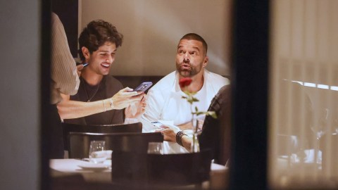Ricky Martin estuvo siempre al lado de un hombre joven y alto.