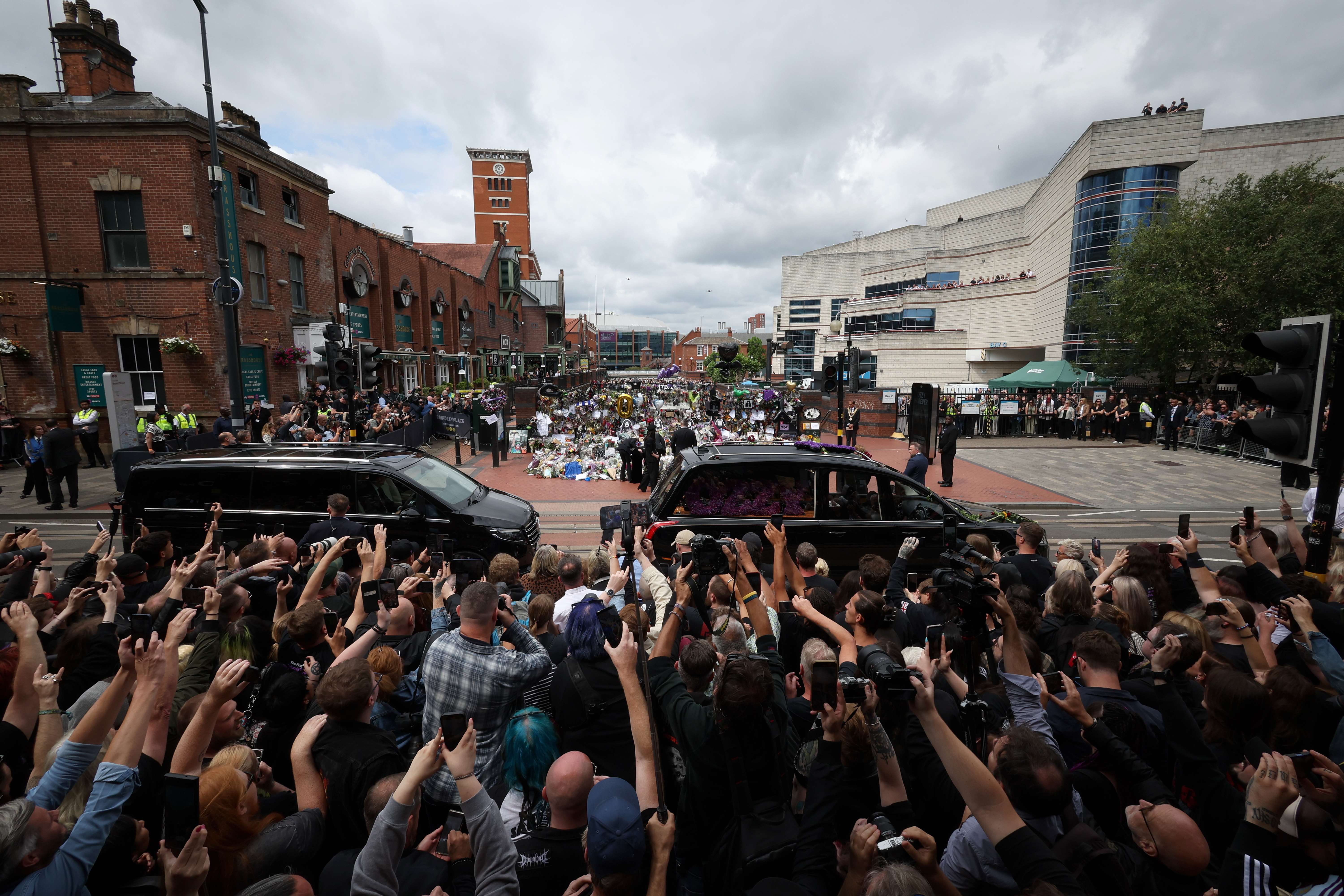 Fanáticos y familiares se despiden de Ozzy Osbourne en Birmingham