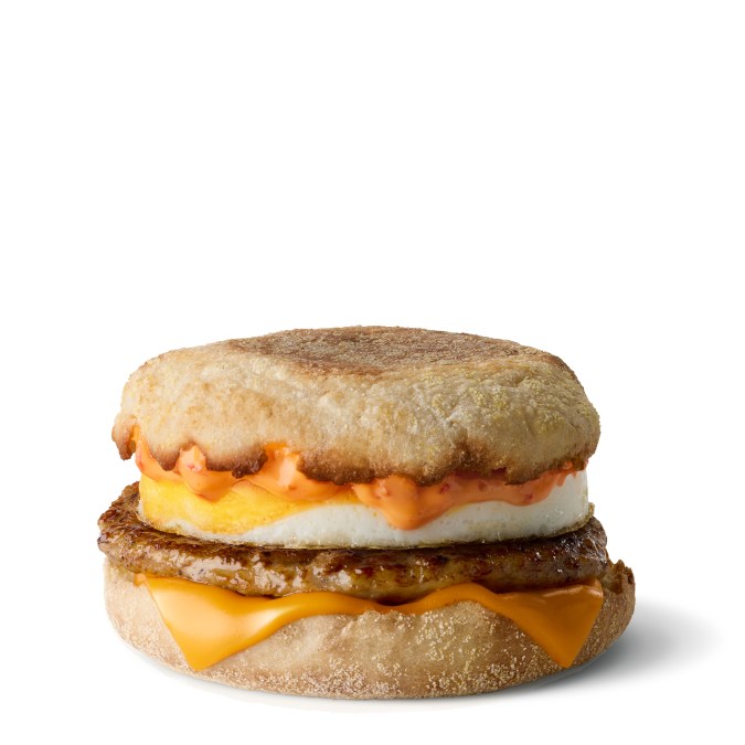 Sándwich de salchicha picante con huevo y queso.