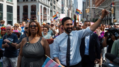 Zohran Mamdani durante la Marcha del Orgullo el domingo 29 de junio. A su izquierda la Fiscal de Nueva York, Letitia James.