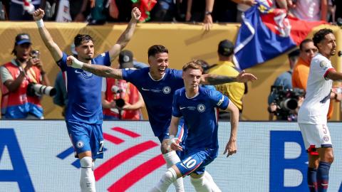 Cole Palmer (C) celebra su segundo gol ante PSG.