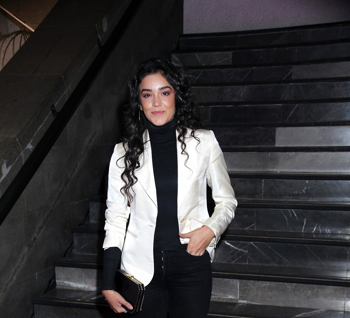 Alejandra Capetillo enseña a su esposo a cantar tema de Carin León