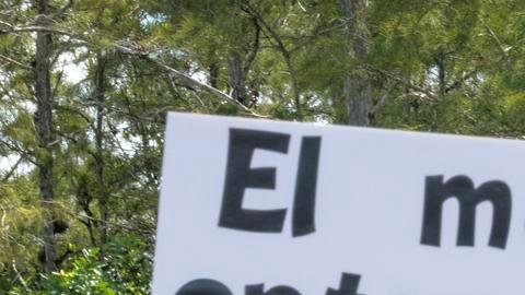Activistas de inmigración y familiares de detenidos asisten a una conferencia de prensa y una manifestación frente a la entrada del centro de detención Alligator Alcatraz, en la Reserva Nacional Big Cypress, Ochopee, Florida, EE. UU., el 22 de julio de 2025.