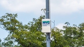 Niños juegan en el Poe Park durante el programa Calles de Verano 2024 en El Bronx.
