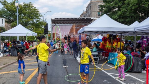 Niños juegan en el Poe Park durante el programa Calles de Verano 2024 en El Bronx.