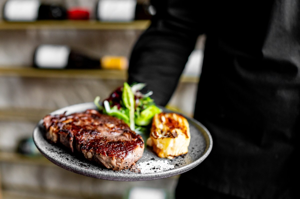 Cliente vegano critica un restaurante de carnes y el dueño le responde: "No tienes vergüenza"