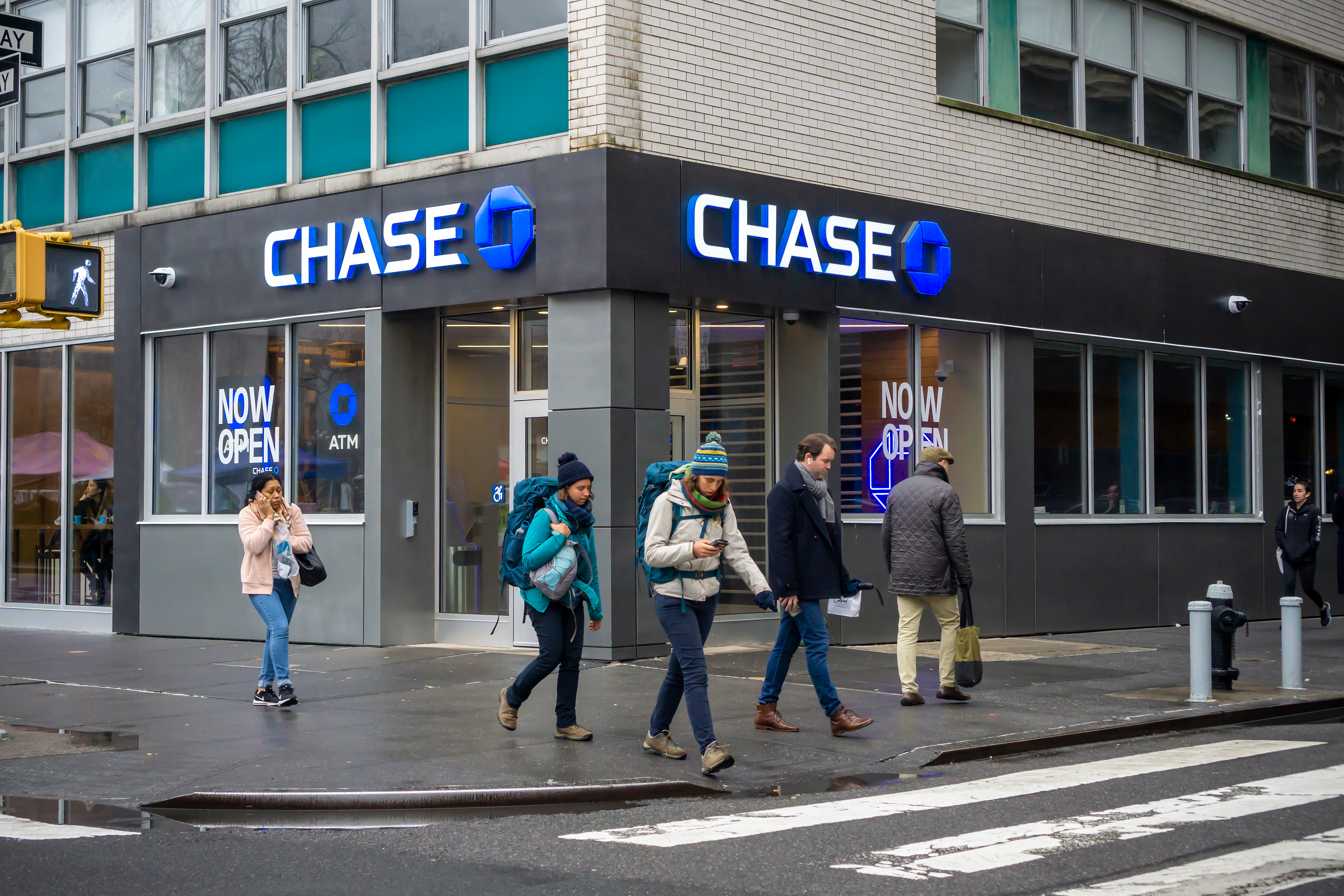 Chase Bank aumentará tarifas del servicio mensual de ciertas cuentas