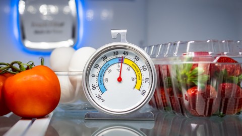 Conoce los riesgos de guardar la comida caliente en el refrigerador.
