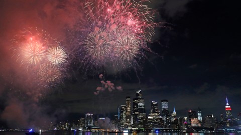 Este año, los fuegos artificiales de Macy's serán lanzados desde el Puente de Brooklyn y cuatro barcazas ubicadas en el East River.