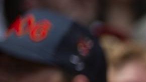 Hincha del Liverpool levanta una bufanda en honor a Diogo Jota en el partido amistoso entre el Preston North End y Liverpool FC.