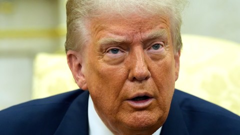 ¿Donald Trump planea desmantelar ayudas a estudiantes indocumentados en universidades?