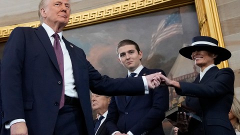 ¿Corte Suprema de EE.UU. ordenó la deportación de Melania y Barron Trump?