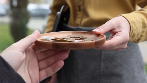 Con historias falsas, pero creíbles, la mesera se gana algo más que el corazón de los clientes.