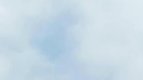 Fotografía cedida por la Coalición por los Derechos Humanos de los Inmigrantes (Chirla) donde aparece María (c), esposa de un detenido por el Servicio de Control de Inmigración y Aduanas (ICE), hablando durante una conferencia de prensa este miércoles, en Los Ángeles (EE.UU.).