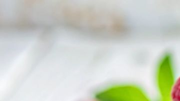Las frambuesas son ricas en fibra y agua, dos elementos claves para mejorar la salud intestinal.